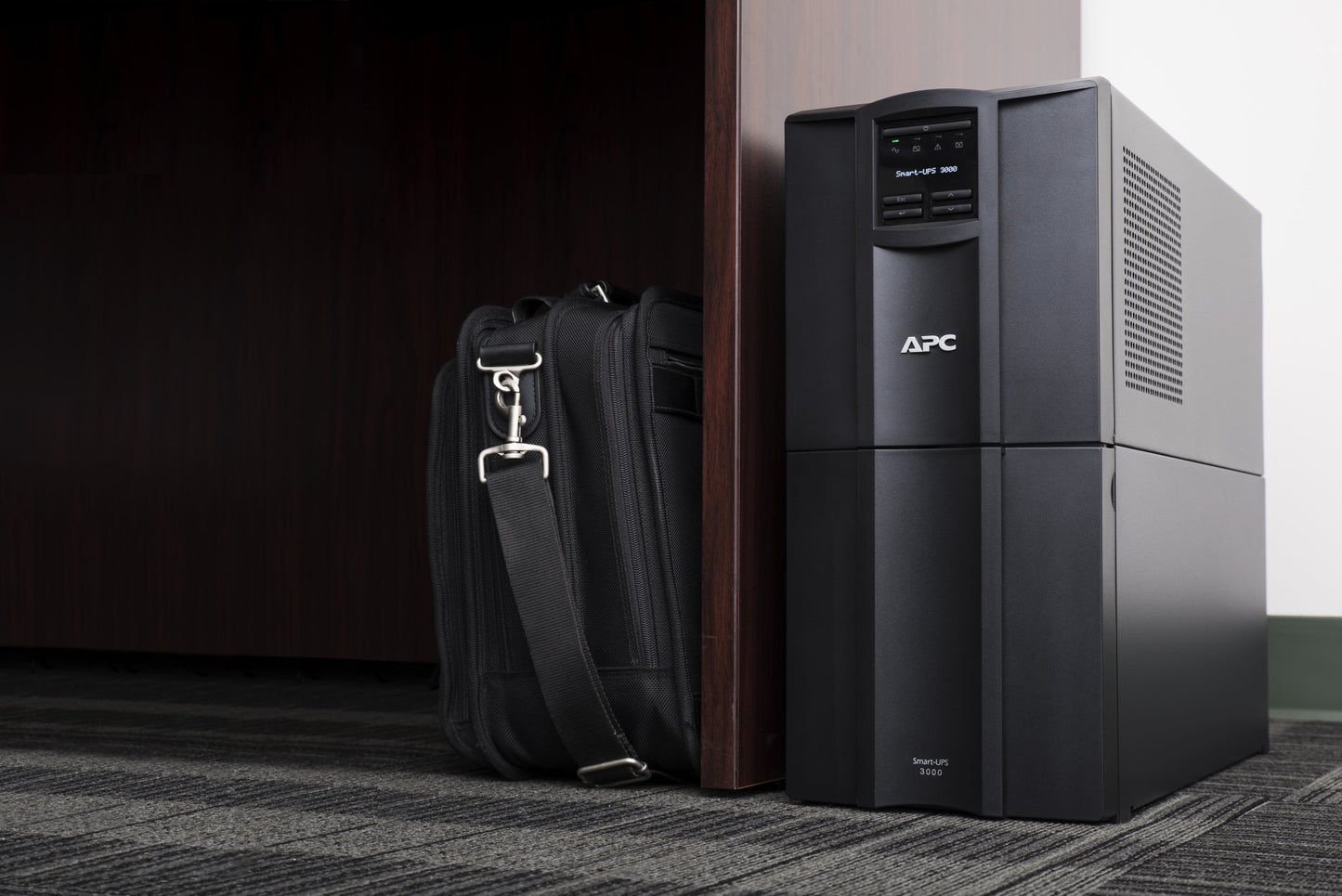 APC 3000VA Smart-UPS with SmartConnect, Pure Sinewave UPS Battery Backup, Line Interactive, 120V Uninterruptible Power Supply