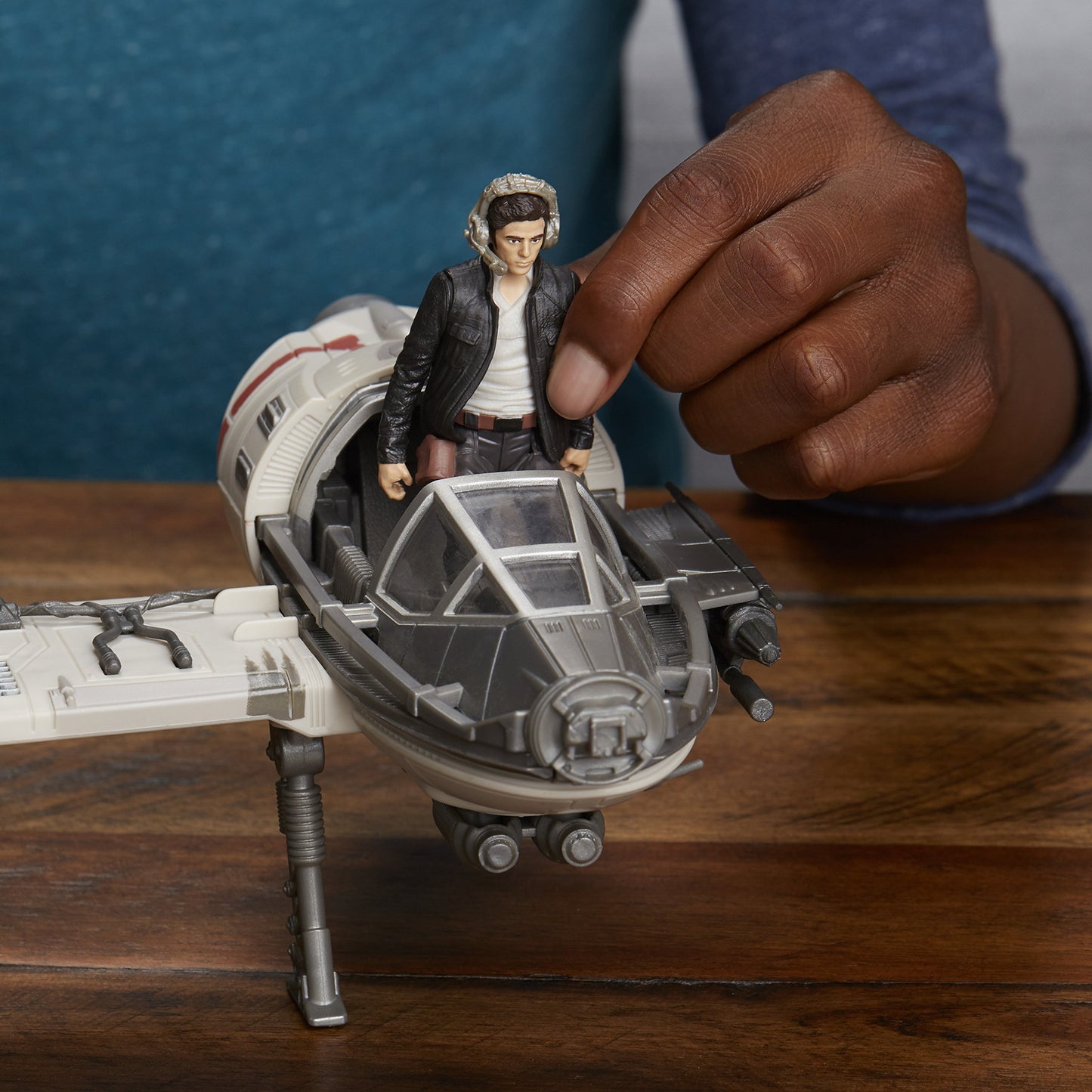 Star Wars Force Resistance Ski Speeder and Captain Poe Dameron Figure